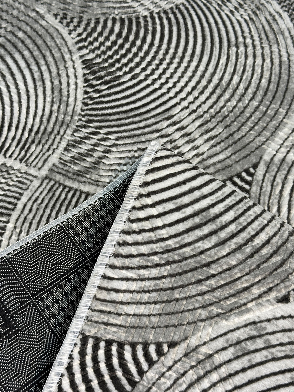 Dinarsu İskandinav Stil Dalga Desenli Antrasit Gri Kaymaz Taban Özel Ölçü Halı