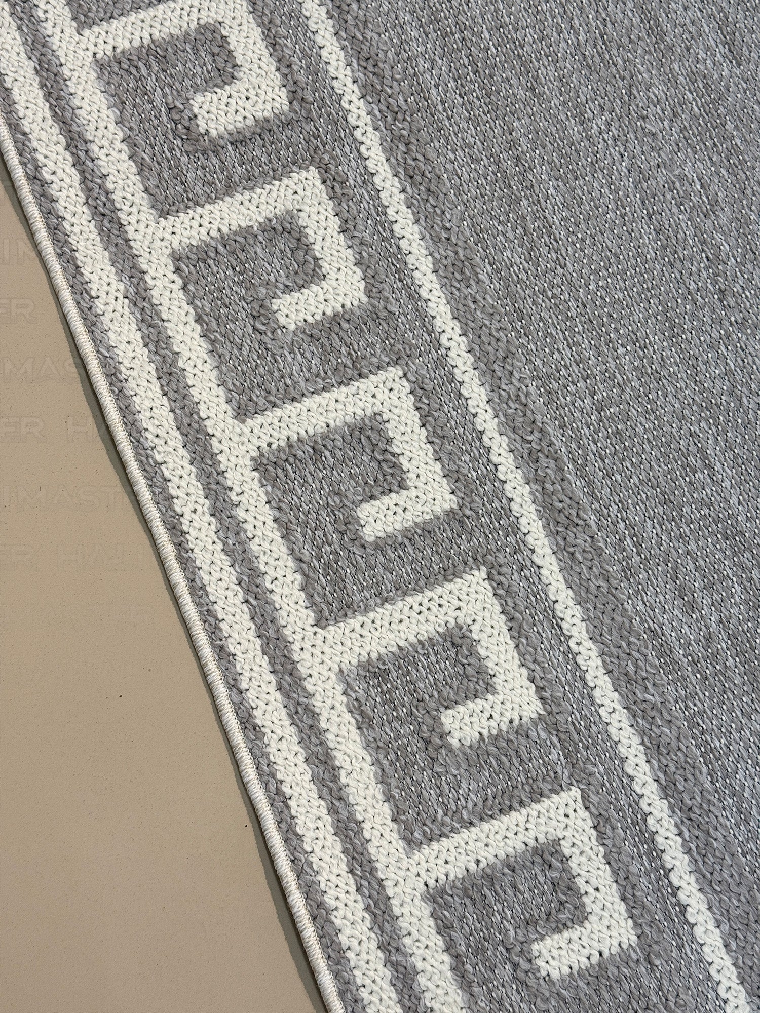 Gri Beyaz Çerçeve Desenli Modern Saçaklı Halı - 4m²