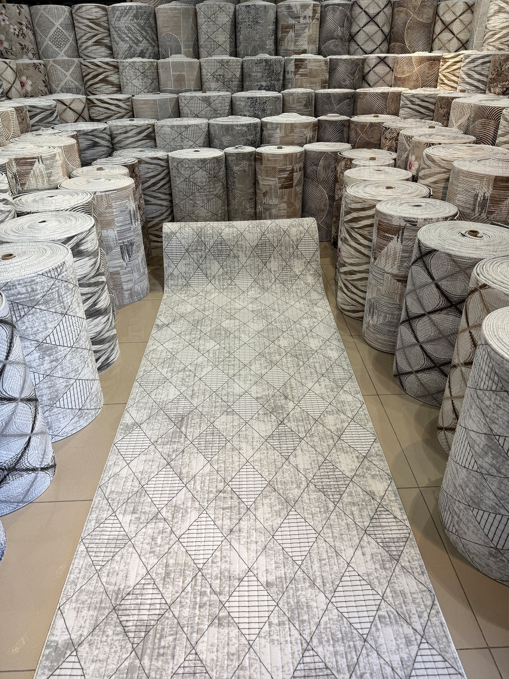 Dinarsu Vizon Geometrik Modern Kaymaz Taban - Özel Ölçü  Halı