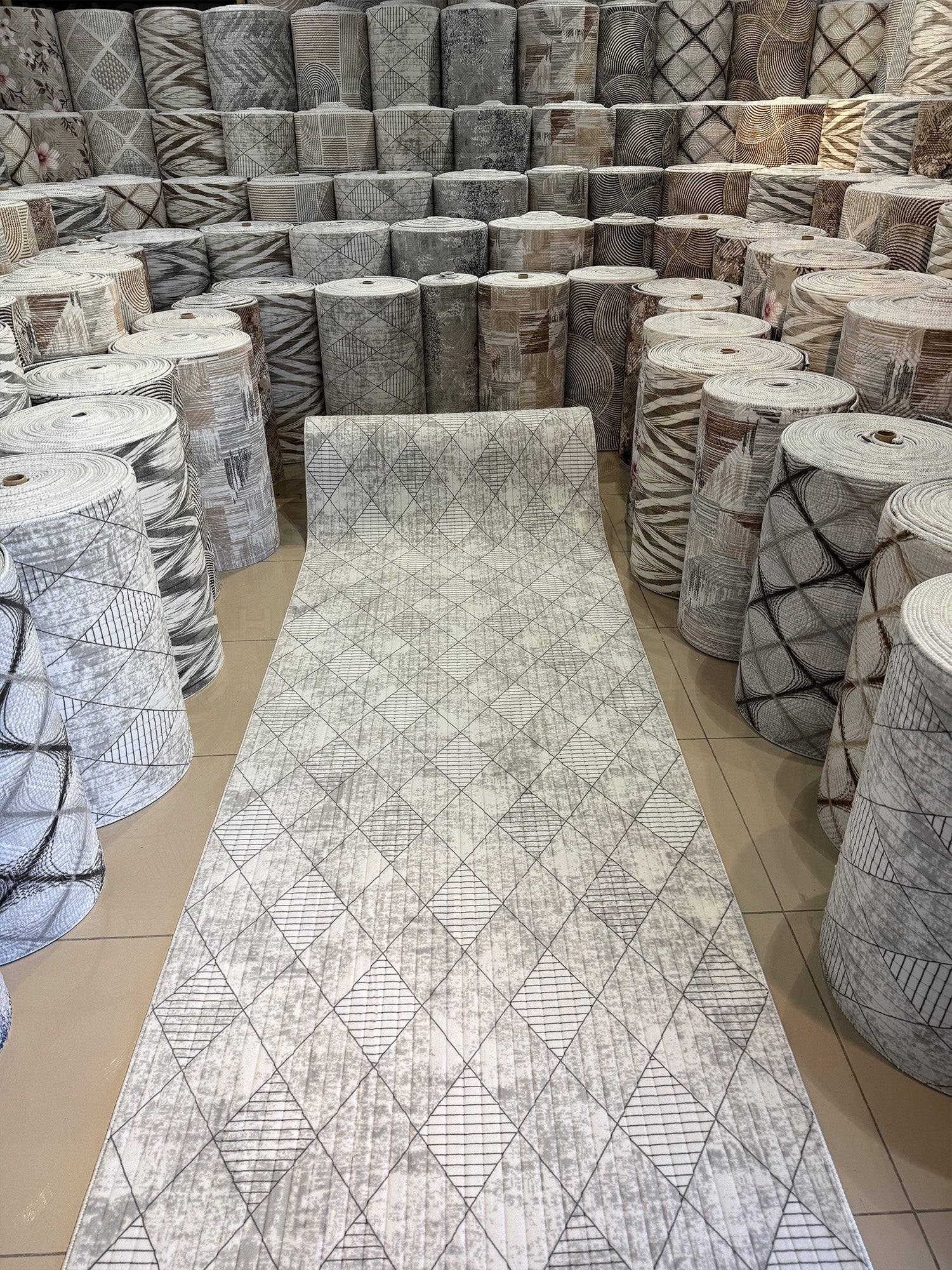 Dinarsu Vizon Geometrik Modern Kaymaz Taban - Özel Ölçü  Halı