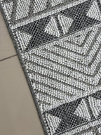 Gri Geometrik Desenli Modern  Halı 4m² - Saçaklı Antrasit Halı
