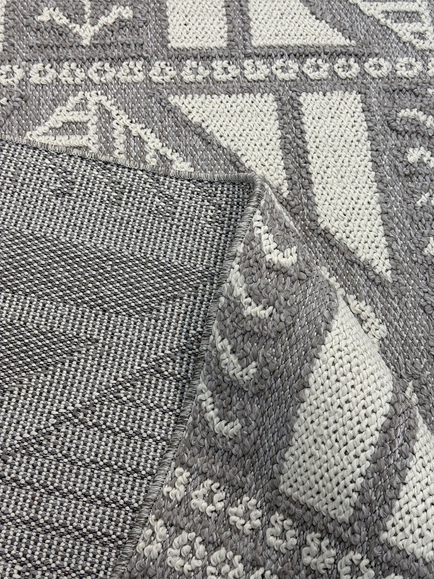 Gri Beyaz Geometrik Desenli Modern Salon Halısı - Saçaklı Dekoratif Halı (4 Metrekare)