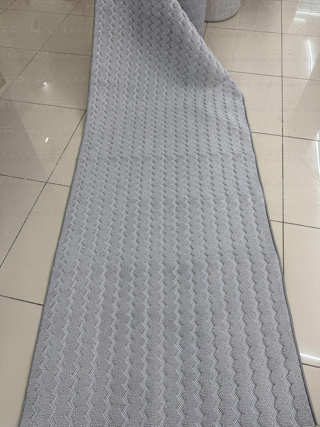 Dekoratif Zikzak Kabartma Desenli Kaymaz Tabanlı Gri Halı - Özel Kesim Ölçü