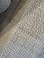 Akrilik Modern Geometrik Desenli Gri Halı – Özel Ölçü Salon & Antre Halısı