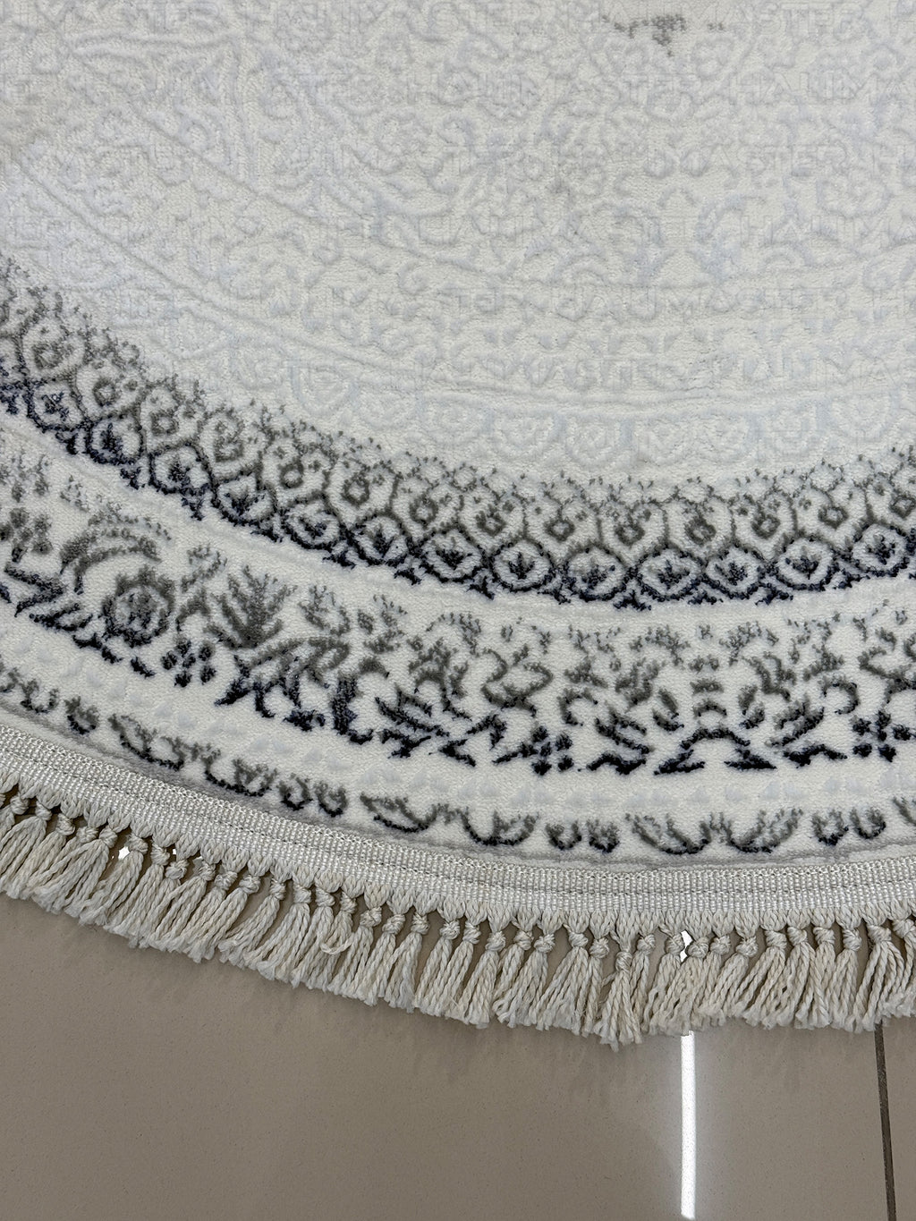 Oval Saçaklı Klasik Desenli Halı - Beyaz ve Gri Eskitme Detaylı Salon Halısı