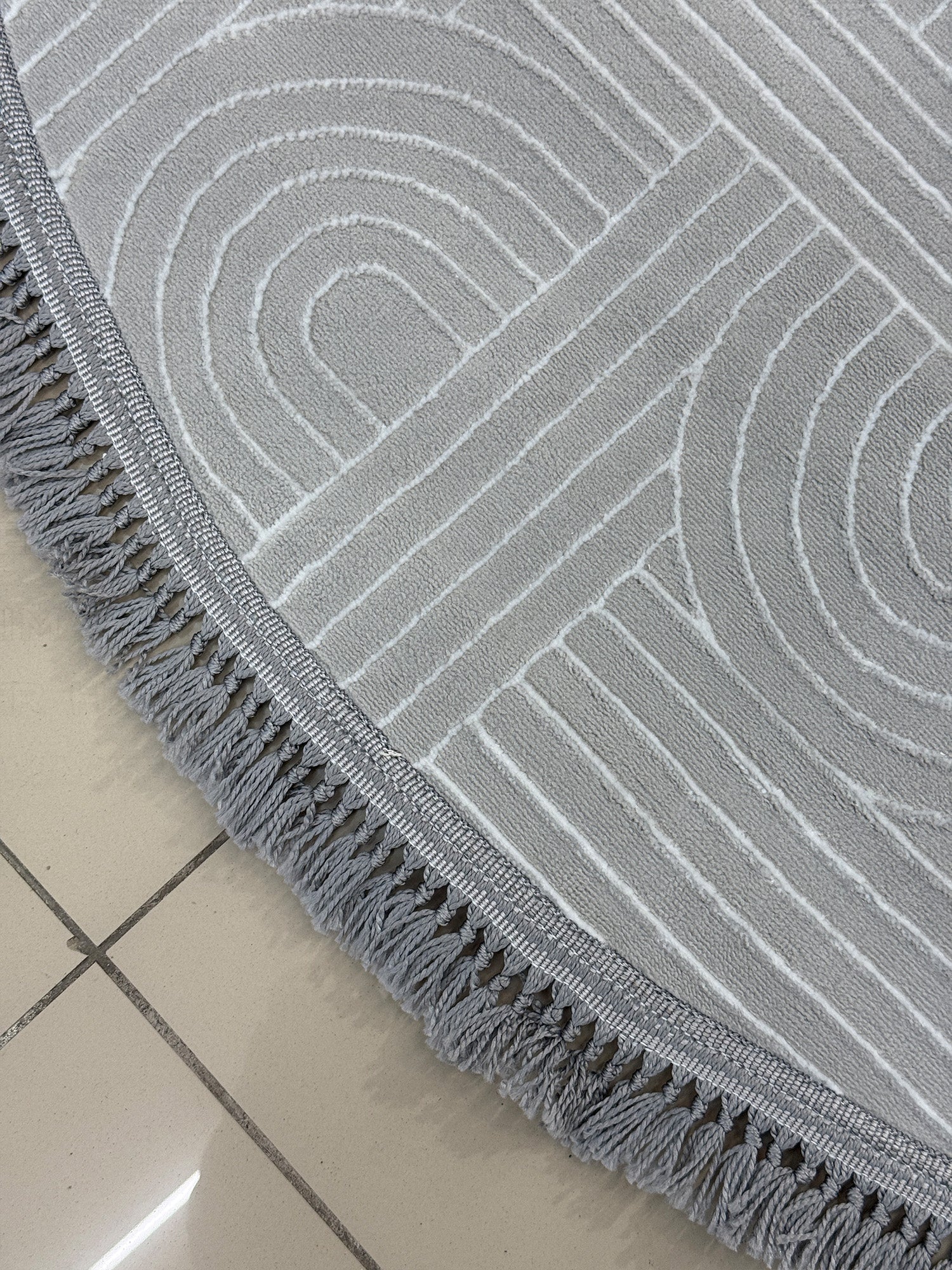 Bohem Tarz Gri Oval Salon Halısı - Beyaz Çizgili Püsküllü Modern Labirent Desenli