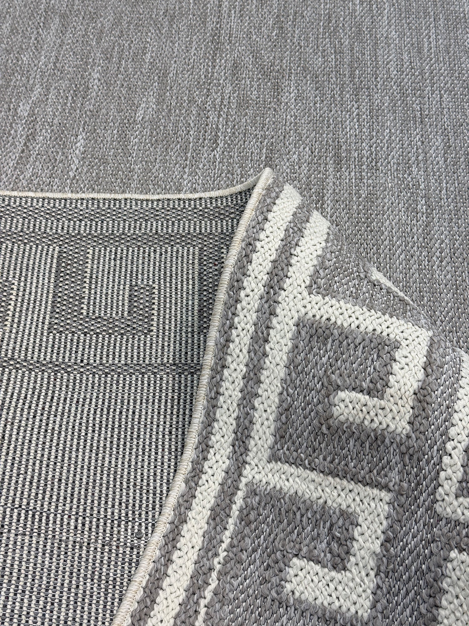 Gri Beyaz Çerçeve Desenli Modern Saçaklı Halı - 4m²