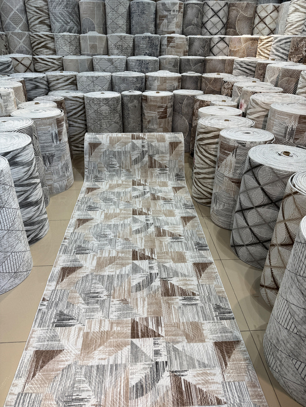 Dinarsu Soyut Üçgen Desenli İskandinav Tarzı Bej Antrasit Halı - Kaymaz Taban Özel Ölçü