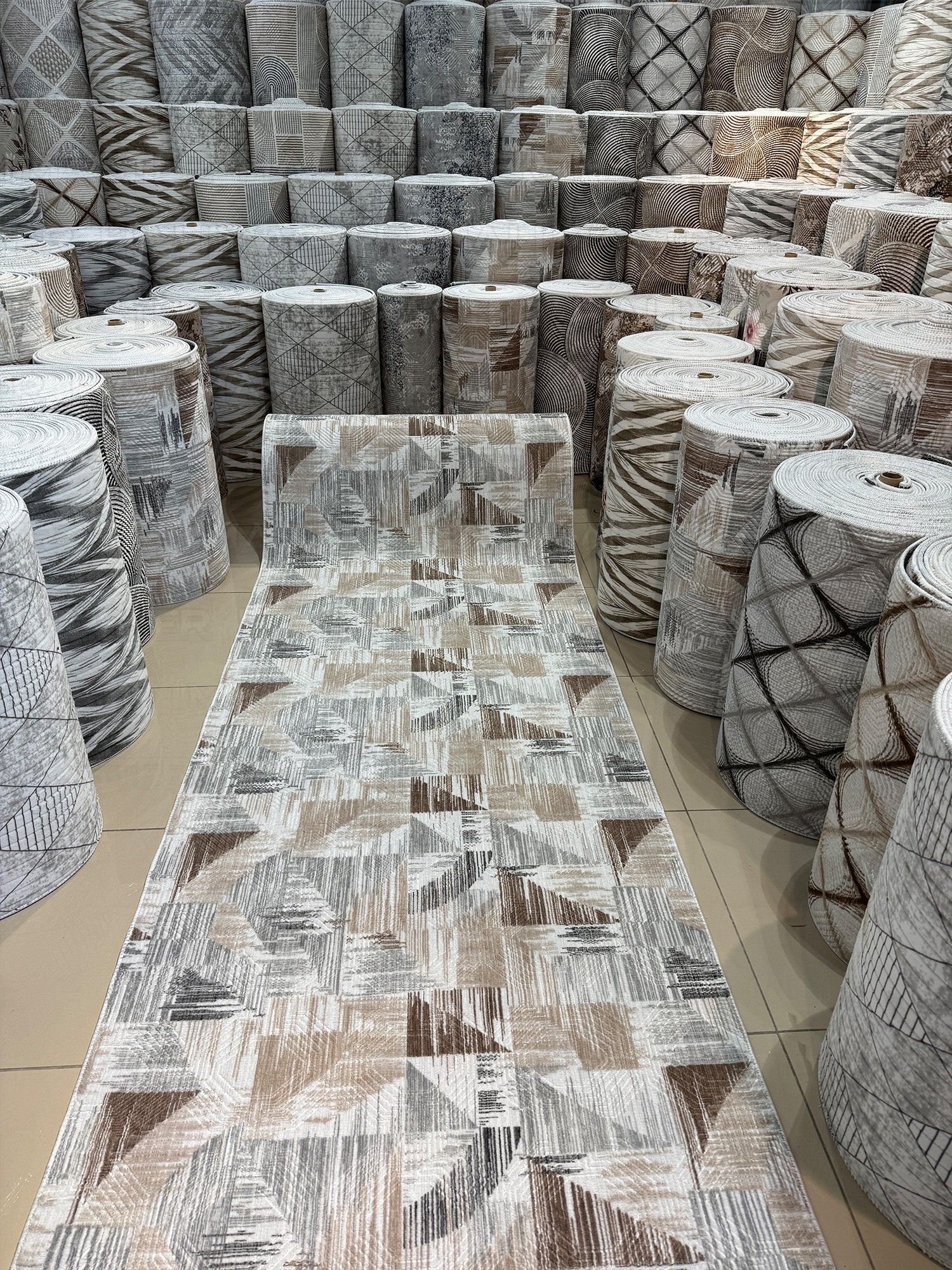 Dinarsu Soyut Üçgen Desenli İskandinav Tarzı Bej Antrasit Halı - Kaymaz Taban Özel Ölçü