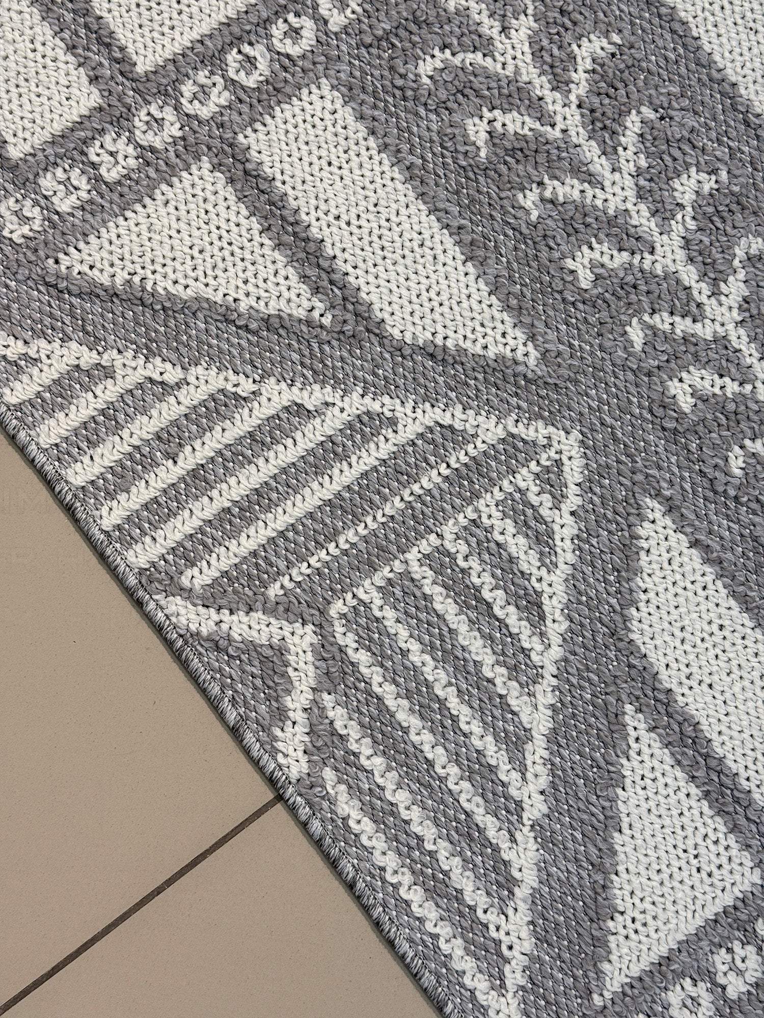 Gri Beyaz Geometrik Desenli Modern Salon Halısı - Saçaklı Dekoratif Halı (4 Metrekare)