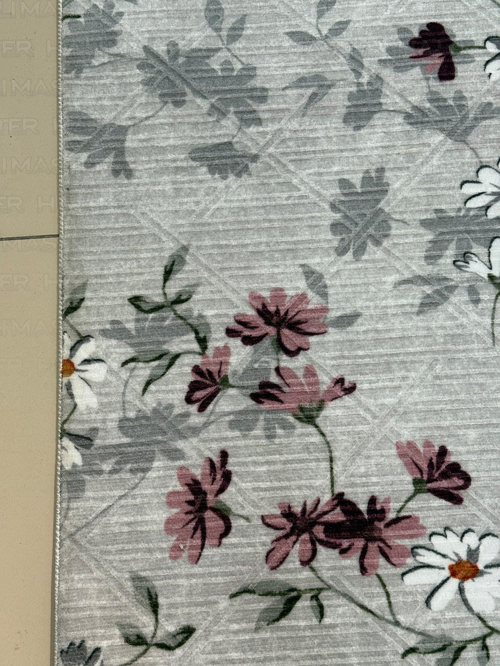 Gri Zeminli Papatya Desenli Modern Salon Halısı - 4m² (160x230) Mürdüm ve Beyaz Çiçekli Detaylı