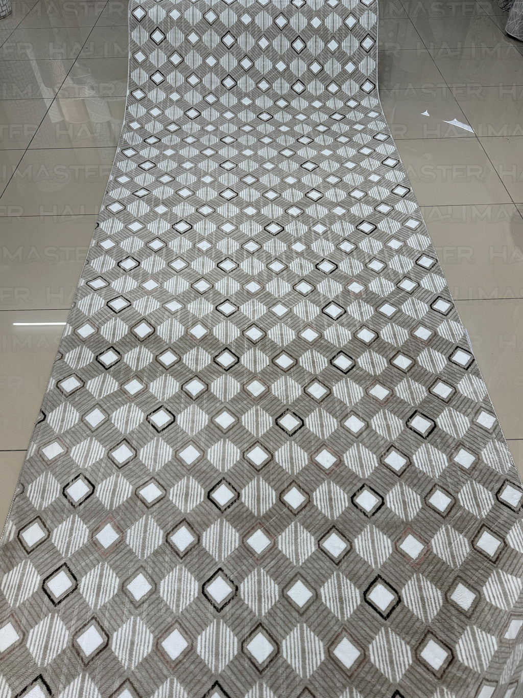 İskandinav Tarzı Kare Desenli Salon Halısı - 4 m² (160x230 cm)