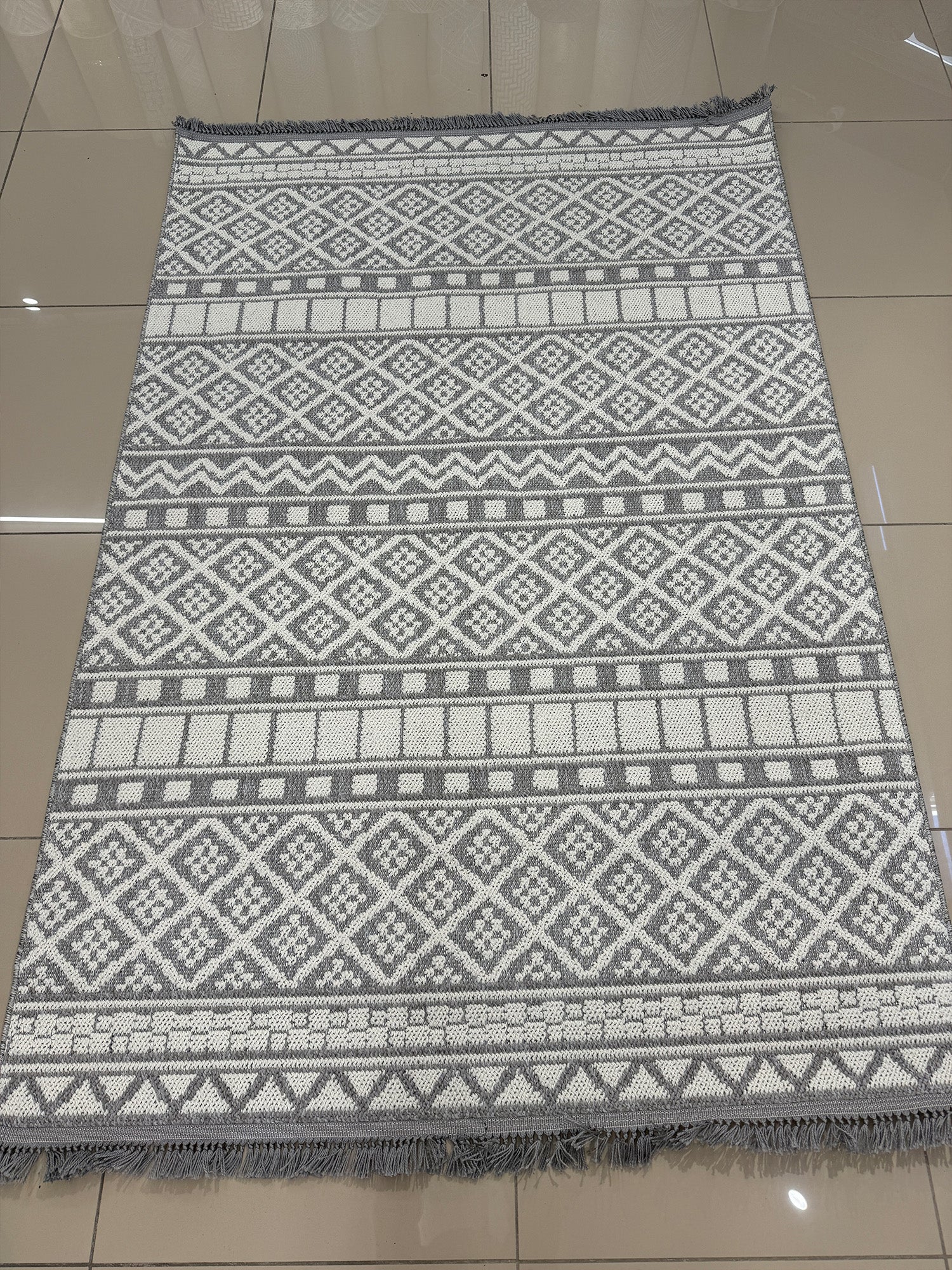 Modern Geometrik Desenli Gri Antrasit Halı 4 m2