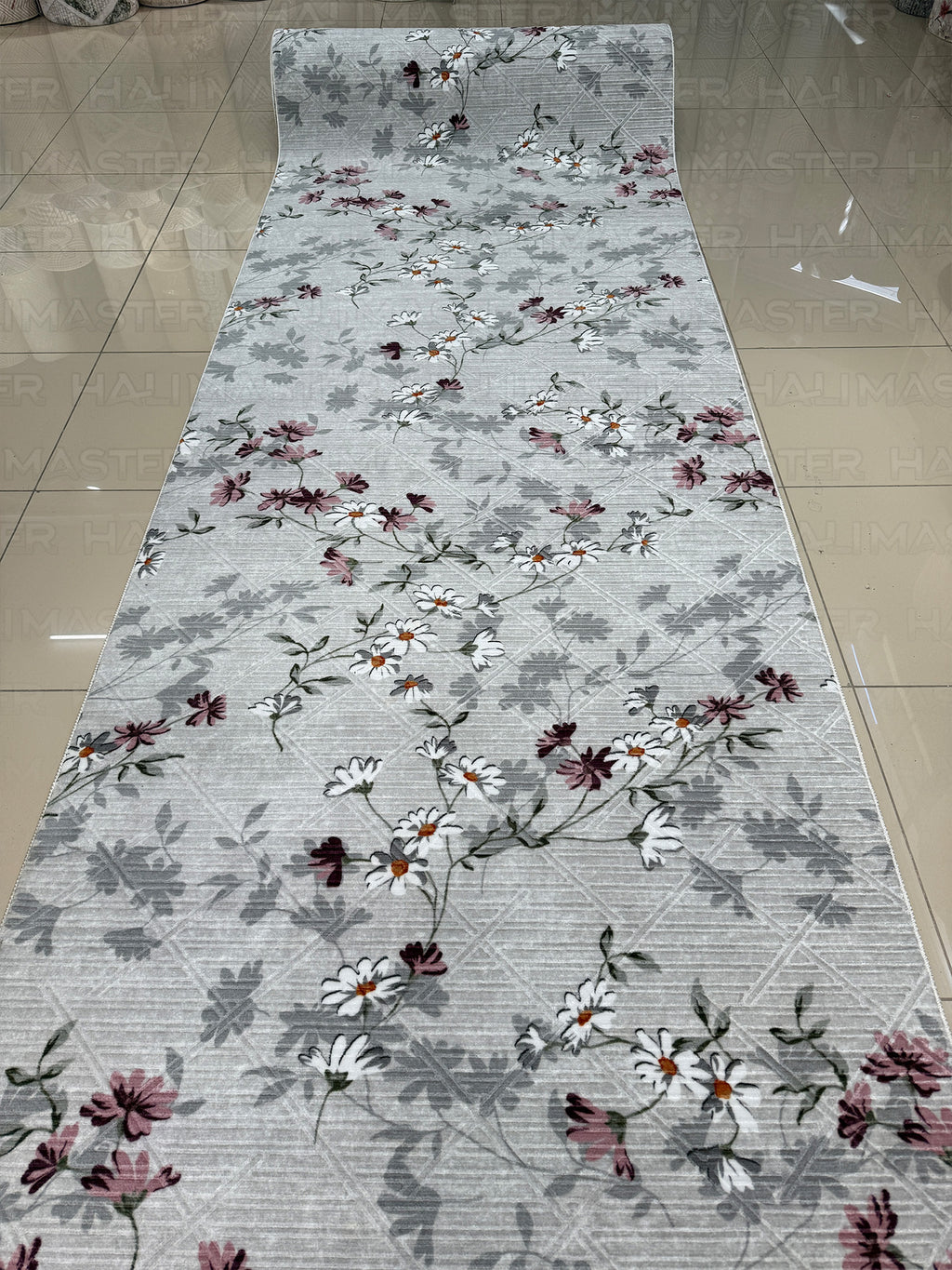 Gri Zeminli Papatya Desenli Modern Salon Halısı - 4m² (160x230) Mürdüm ve Beyaz Çiçekli Detaylı