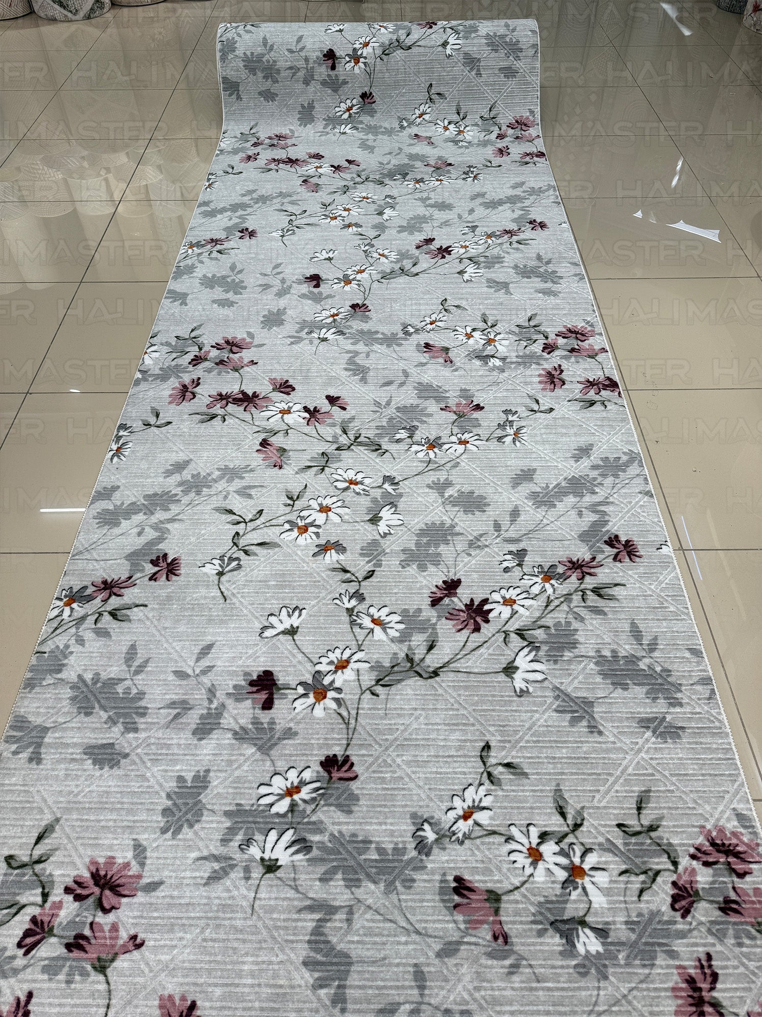 Gri Zeminli Papatya Desenli Modern Salon Halısı - 4m² (160x230) Mürdüm ve Beyaz Çiçekli Detaylı