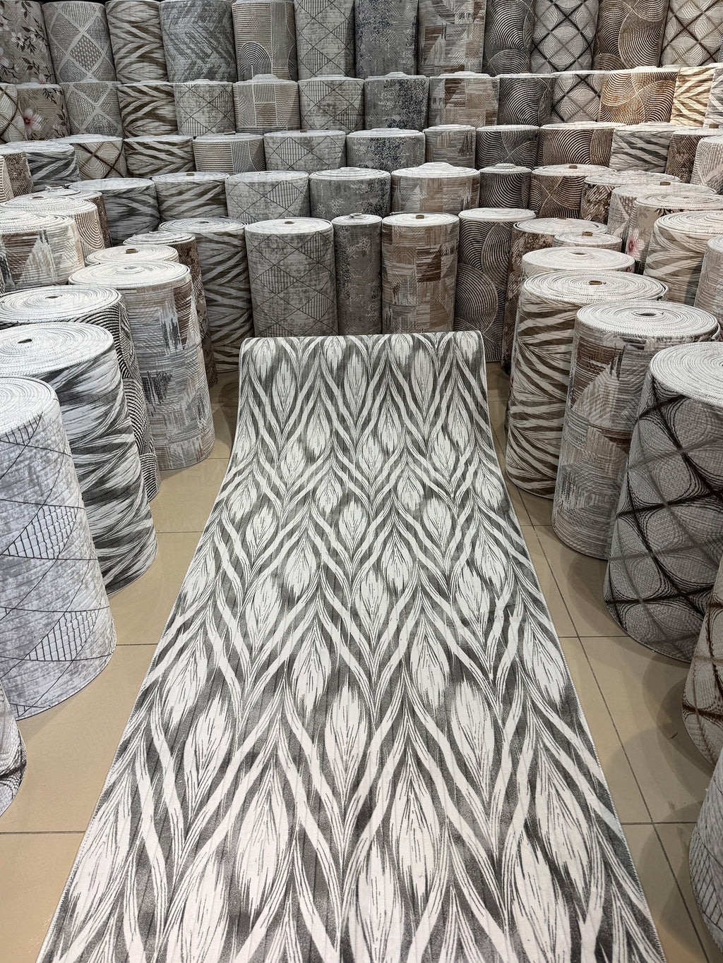 Dinarsu Antrasit Gri Modern Yaprak Desenli Kaymaz Taban Halı - Özel Ölçü