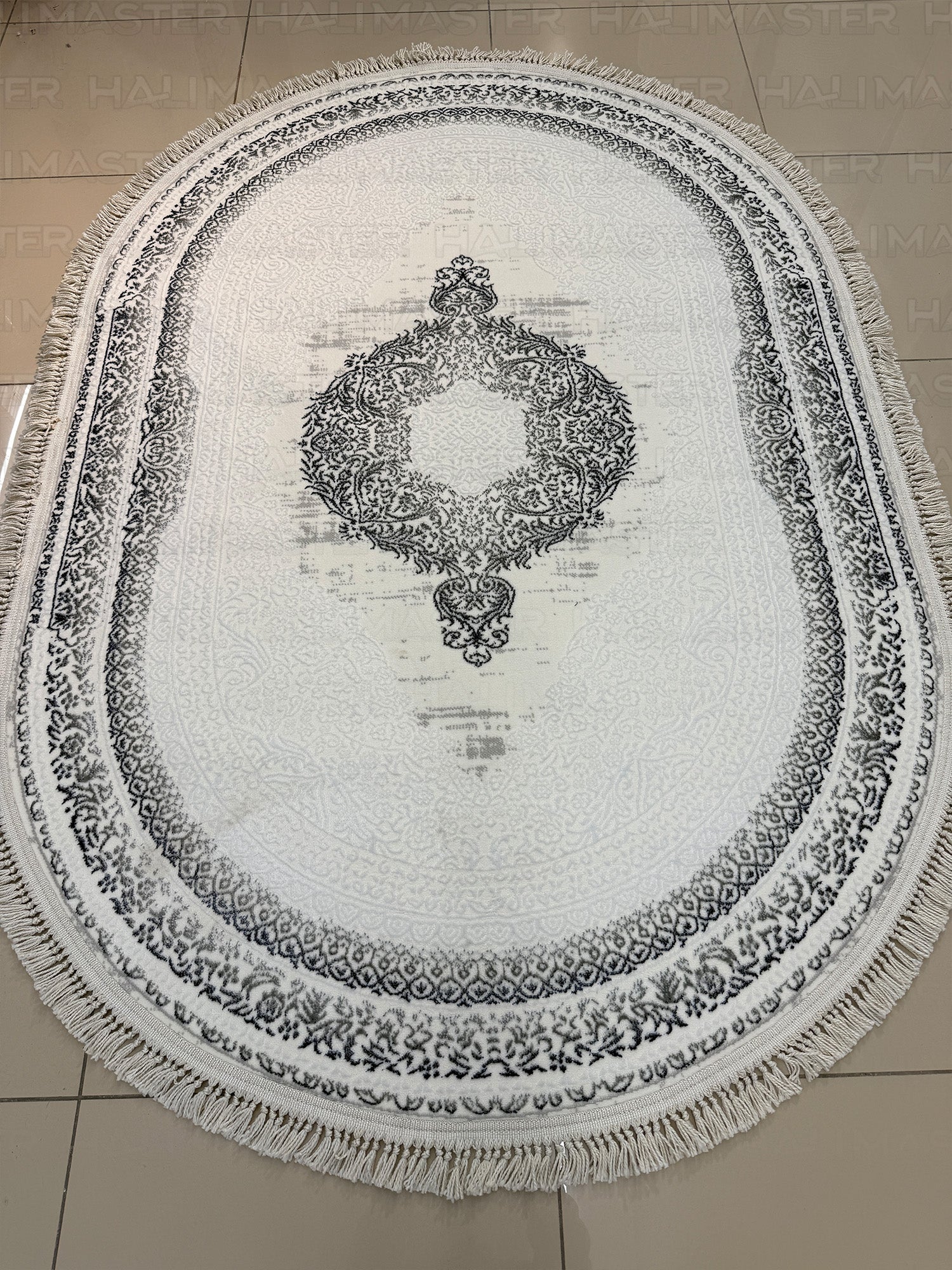 Oval Saçaklı Klasik Desenli Halı - Beyaz ve Gri Eskitme Detaylı Salon Halısı