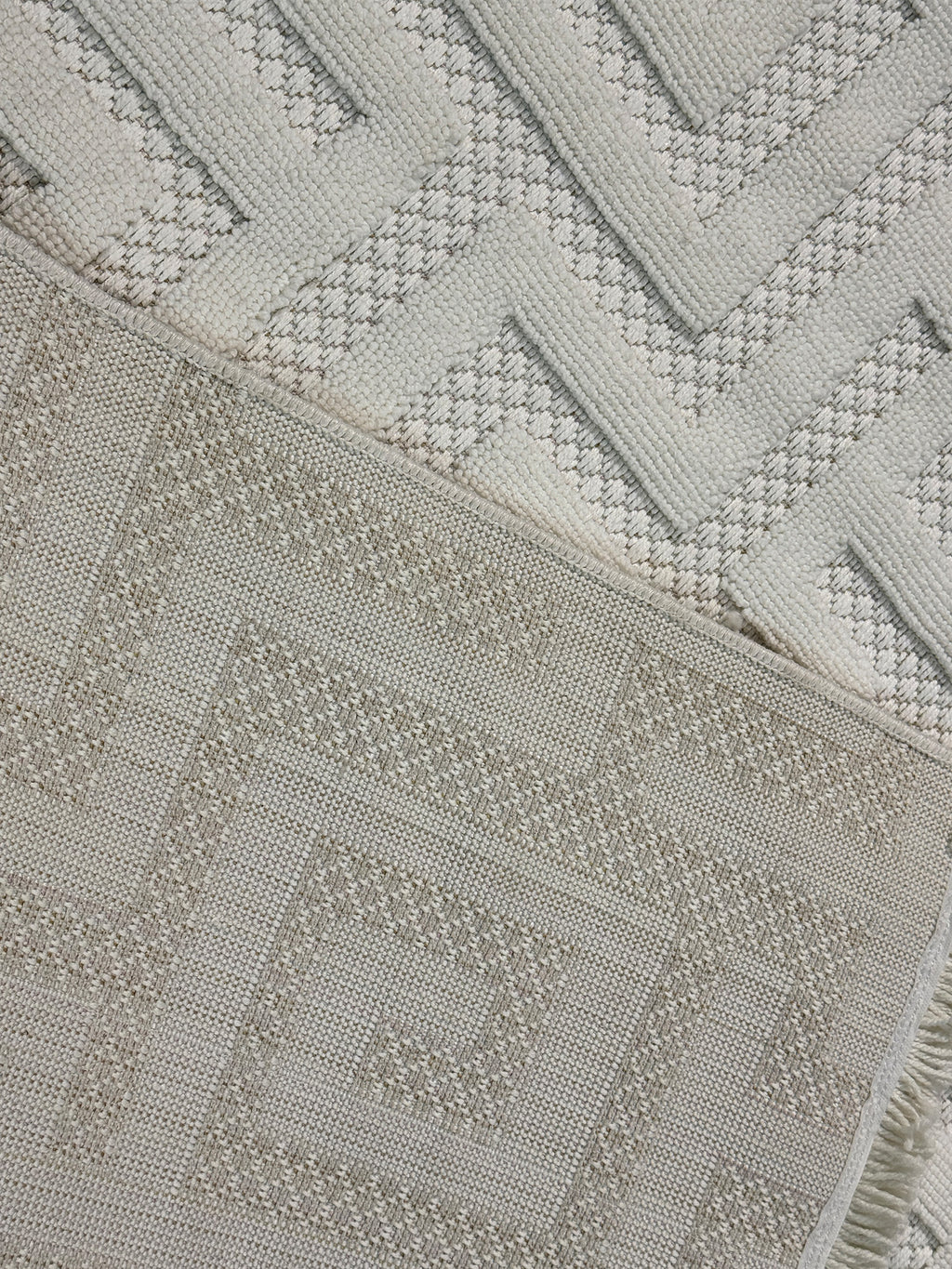 Dekoratif Beyaz Geometrik Desenli Kabartmalı Modern Halı - Saçaklı ve Özel Ölçü