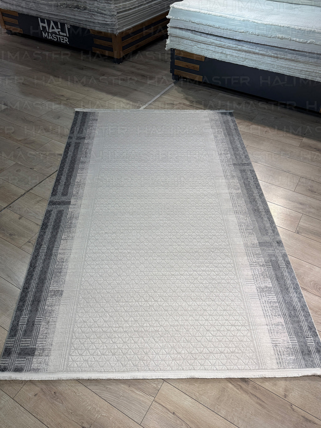 Kumru Antrasit Gri Kenar  Modern Kabartma Desenli Özel Ölçü Kesme Halı