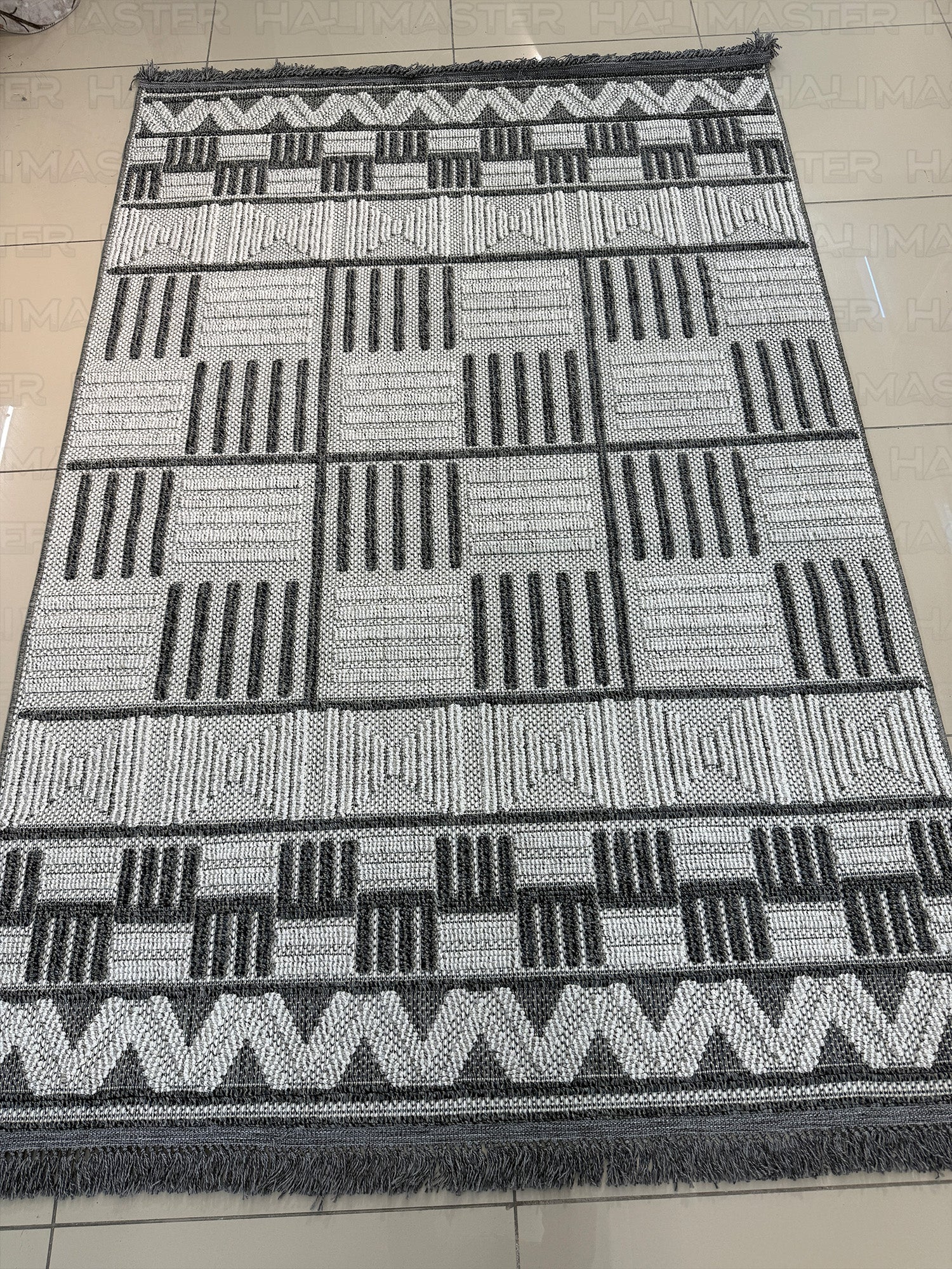 Modern Çizgili Gri Karo Desenli Saçaklı Halı - 4 Metrekare